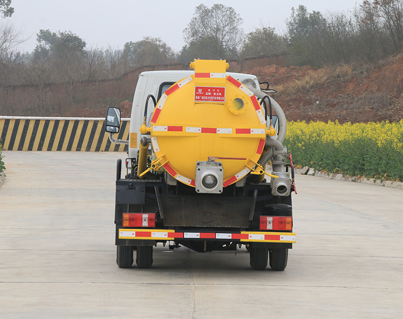 KLF5040GXWK6型吸污車